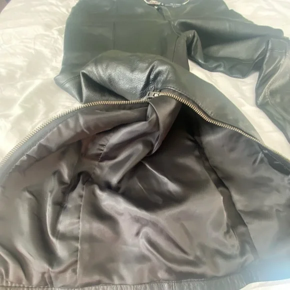 Women’s Harley Davidson Lined Leather Pants tribal Appliqué/Zippers at bottom. 8 - Picture 10 of 13